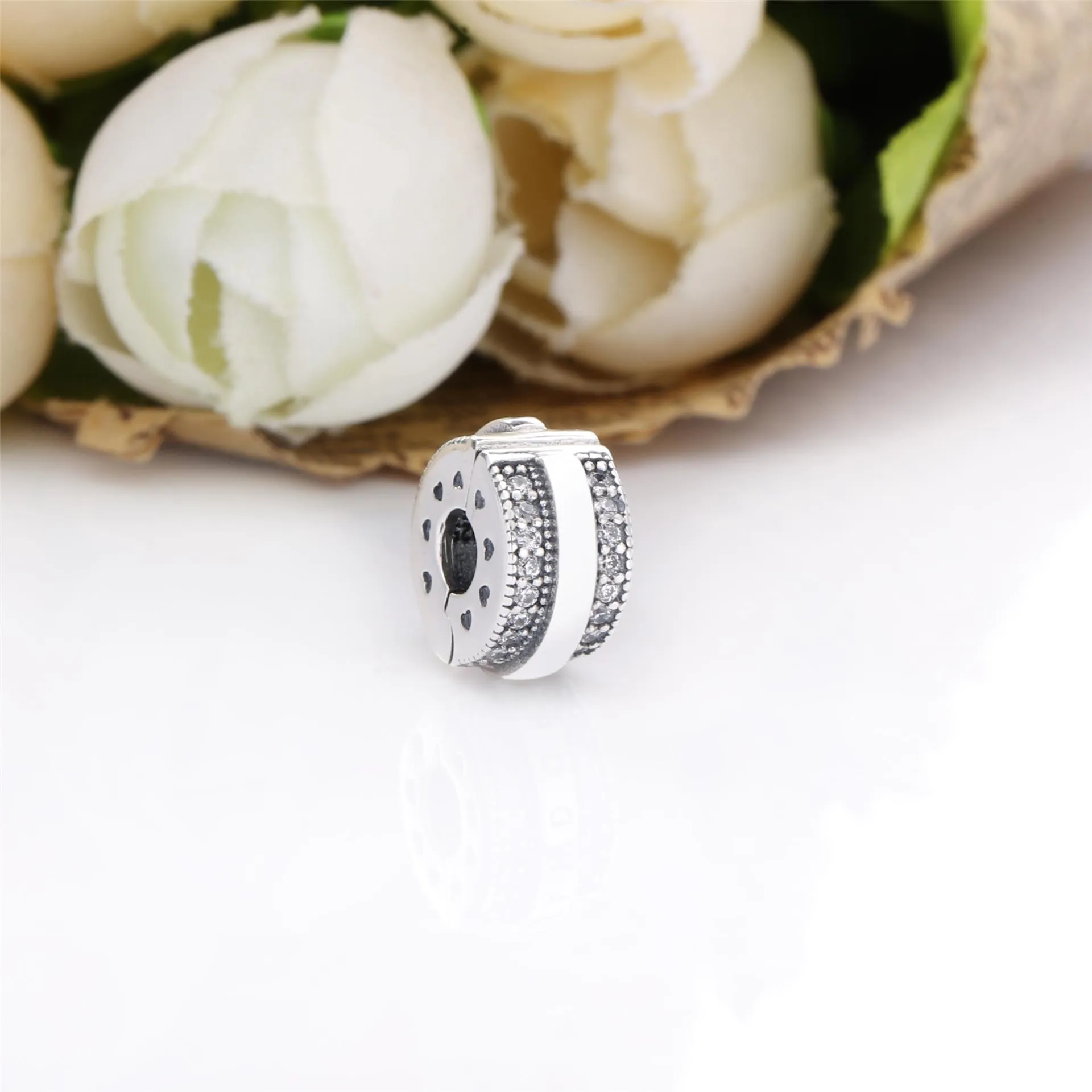 Pandora Funklende Pavé Rader og Logo Klemmecharm - 799042C01