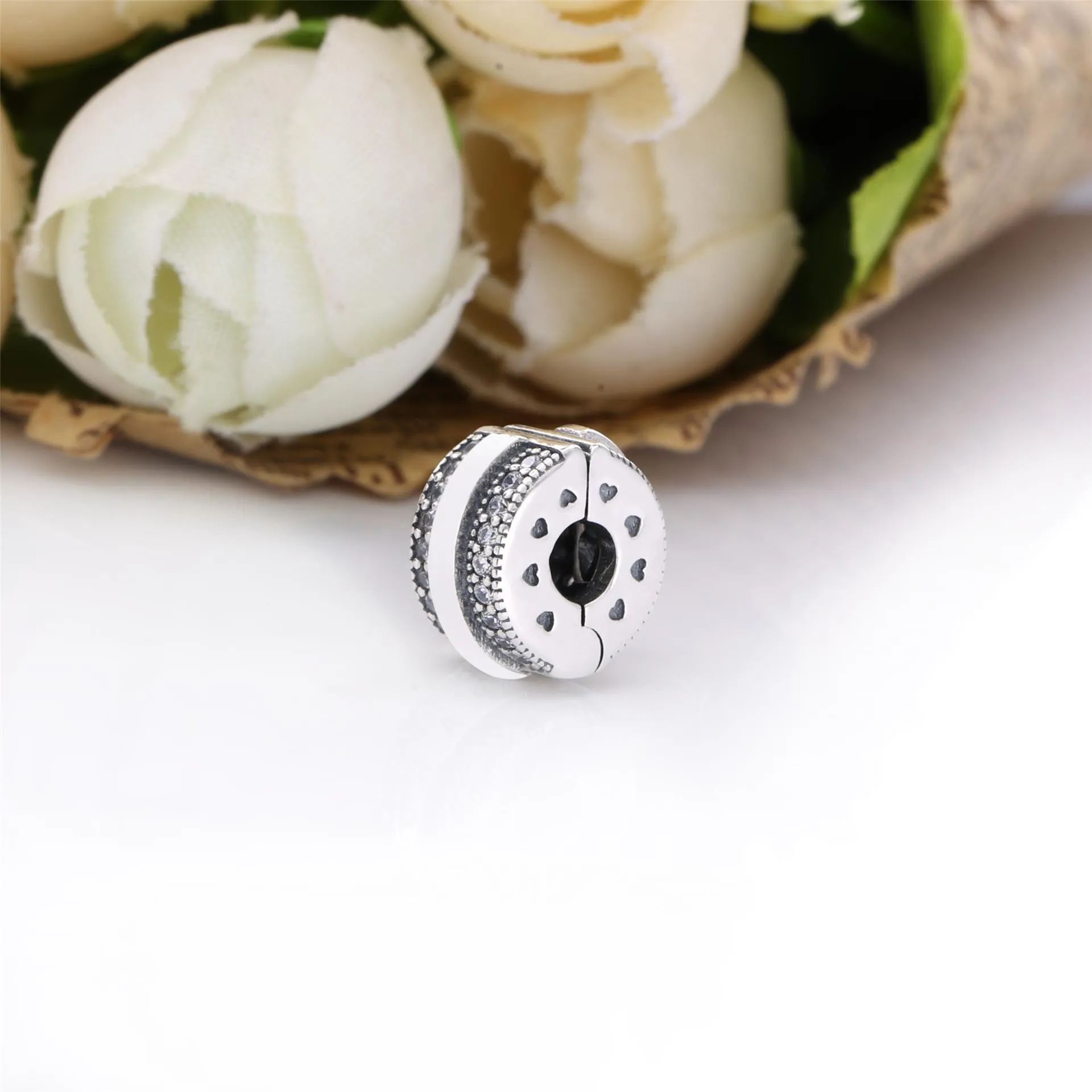 Pandora Funklende Pavé Rader og Logo Klemmecharm - 799042C01