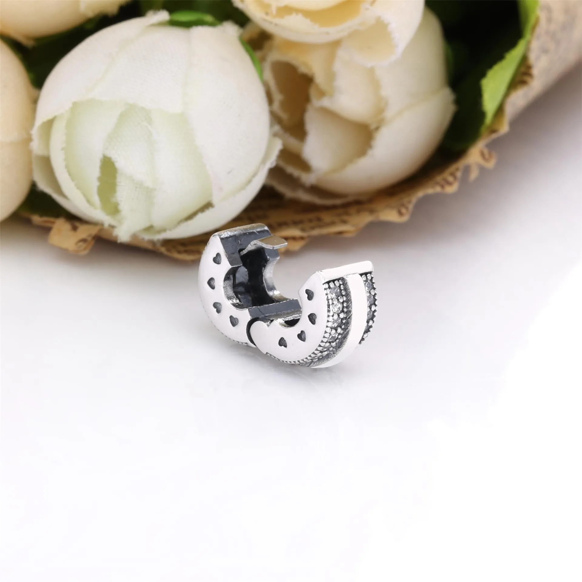 Pandora Funklende Pavé Rader og Logo Klemmecharm - 799042C01