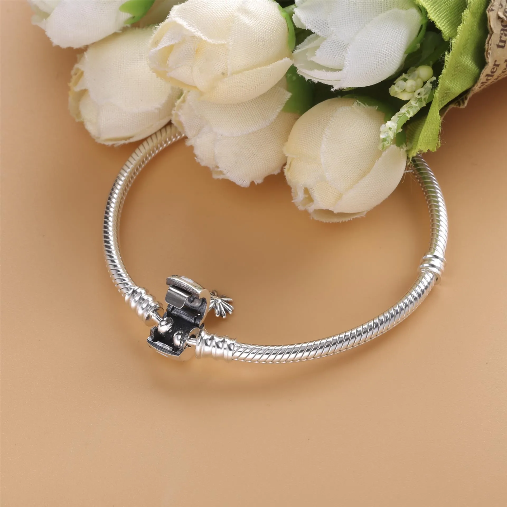 Pandora Moments Daisy Flower Clasp Snake Chain Bracelet - 598776C01