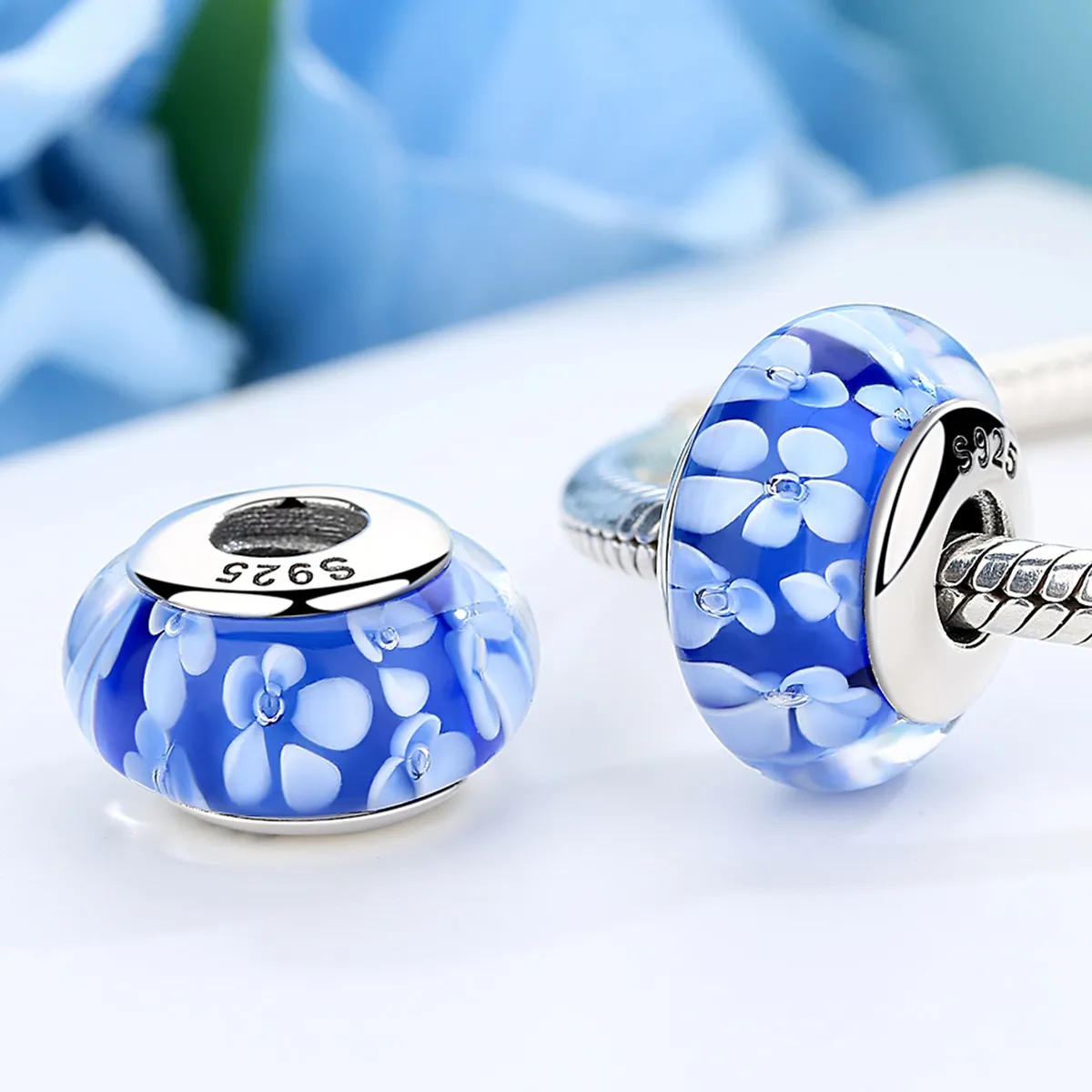 Pandora Style Blå Murano Glass Hvite Blomster Charm - SCZ006