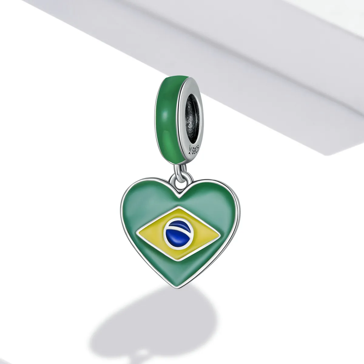 Pandora Style Brasil-flagg med kjærlighetshjerte dingler - SCC2084