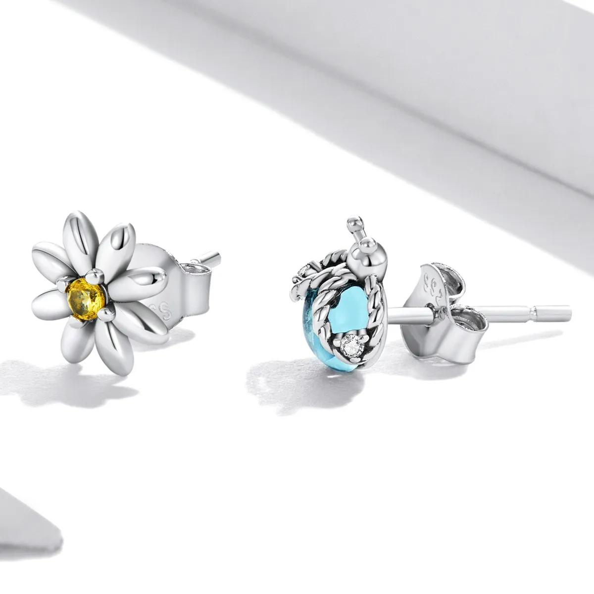 Pandora Style Asymmetriske Daisy Ladybug Stud øredobber - SCE1364