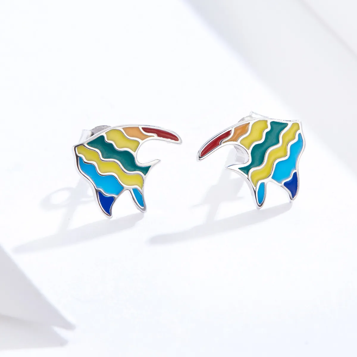 Pandora Style Rainbow Fish Stud øredobber - SCE824