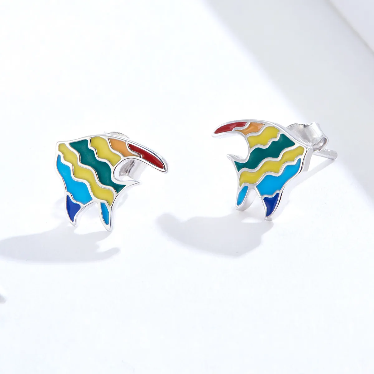 Pandora Style Rainbow Fish Stud øredobber - SCE824