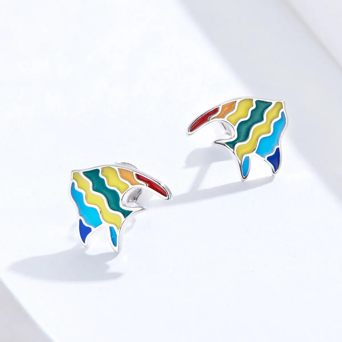 Pandora Style Rainbow Fish Stud øredobber - SCE824