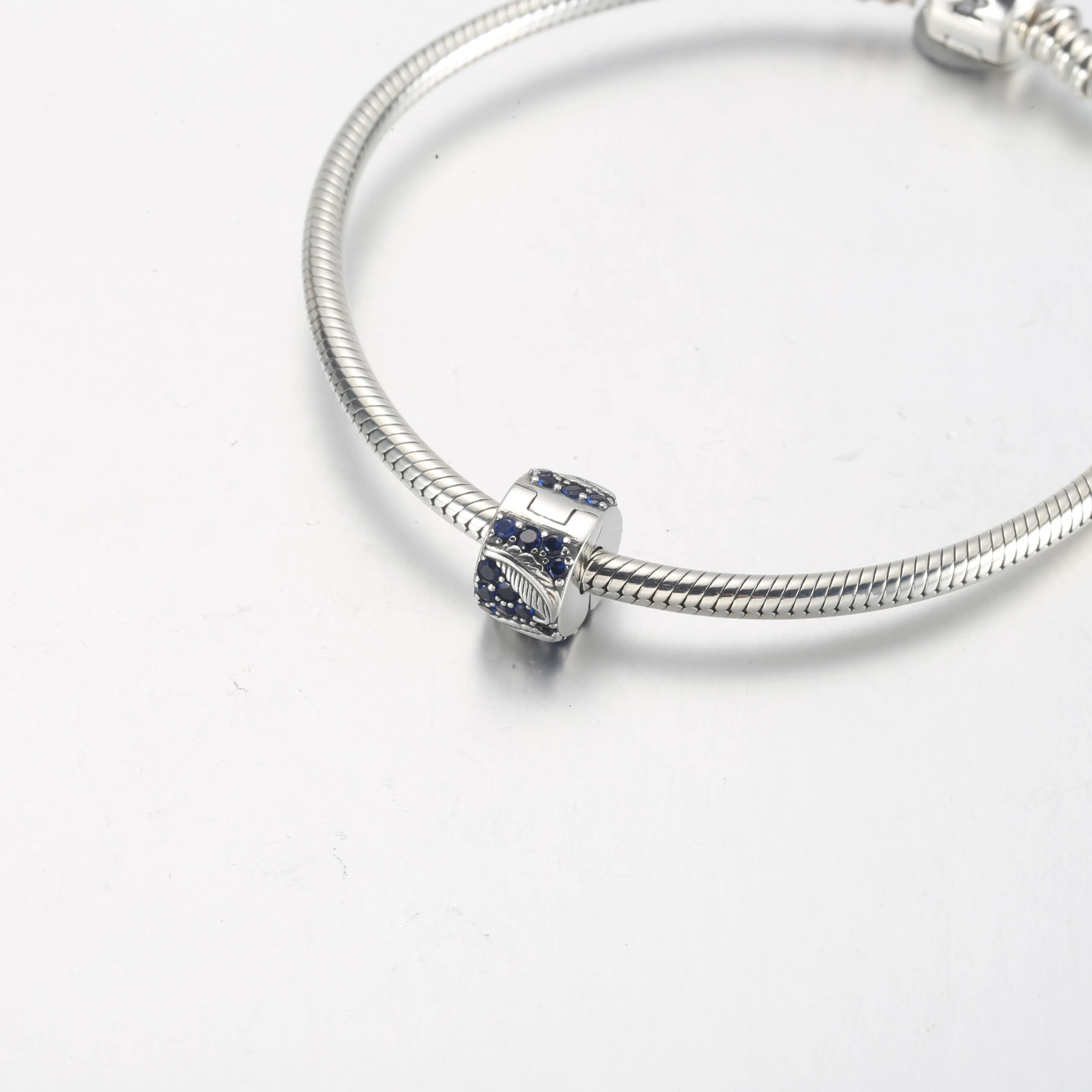 Pandora Buet Fjær og Pavé Klemmecharm - 792552C01