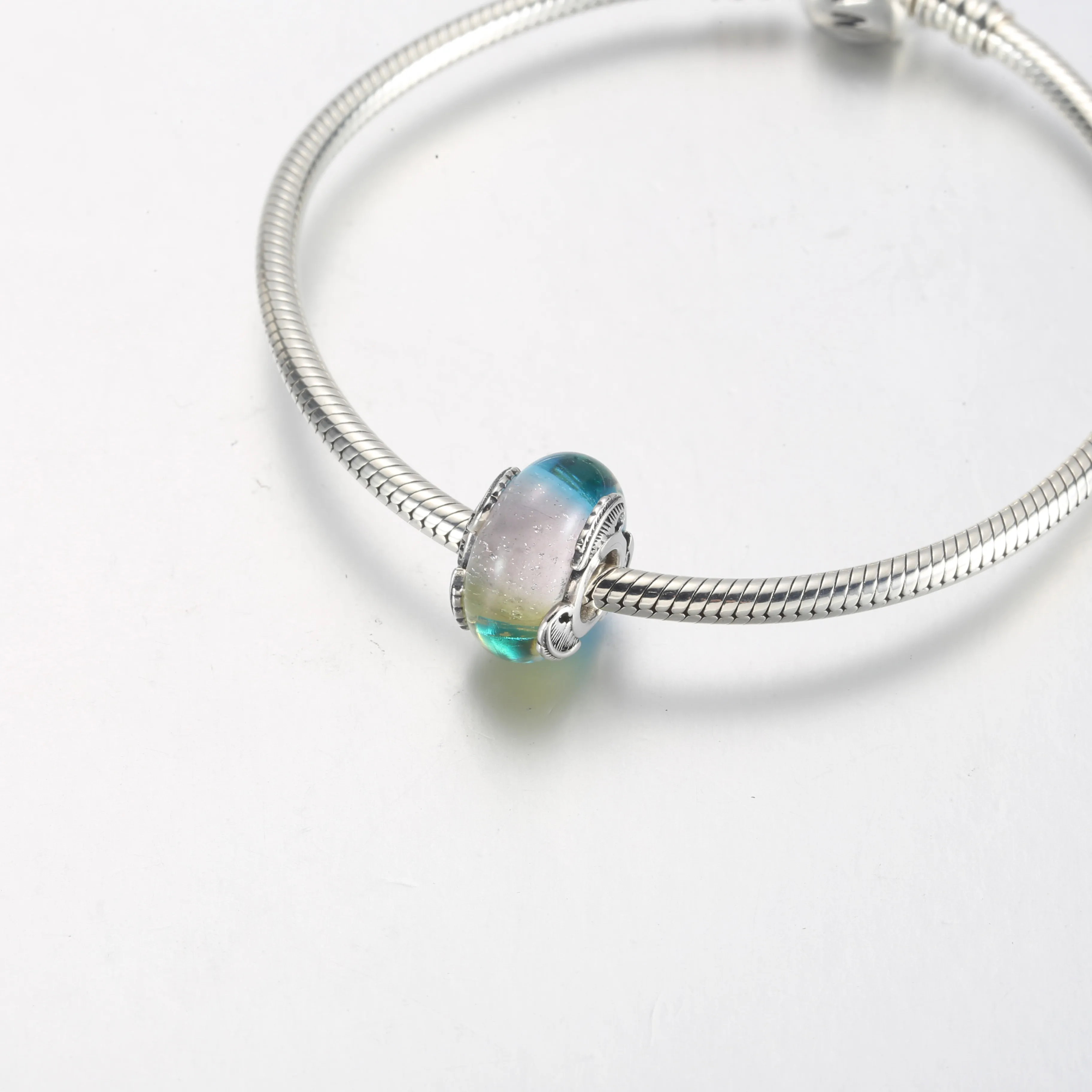 Pandora Flerfarget Muranoglass og Buet Fjær Charm - 792577C00