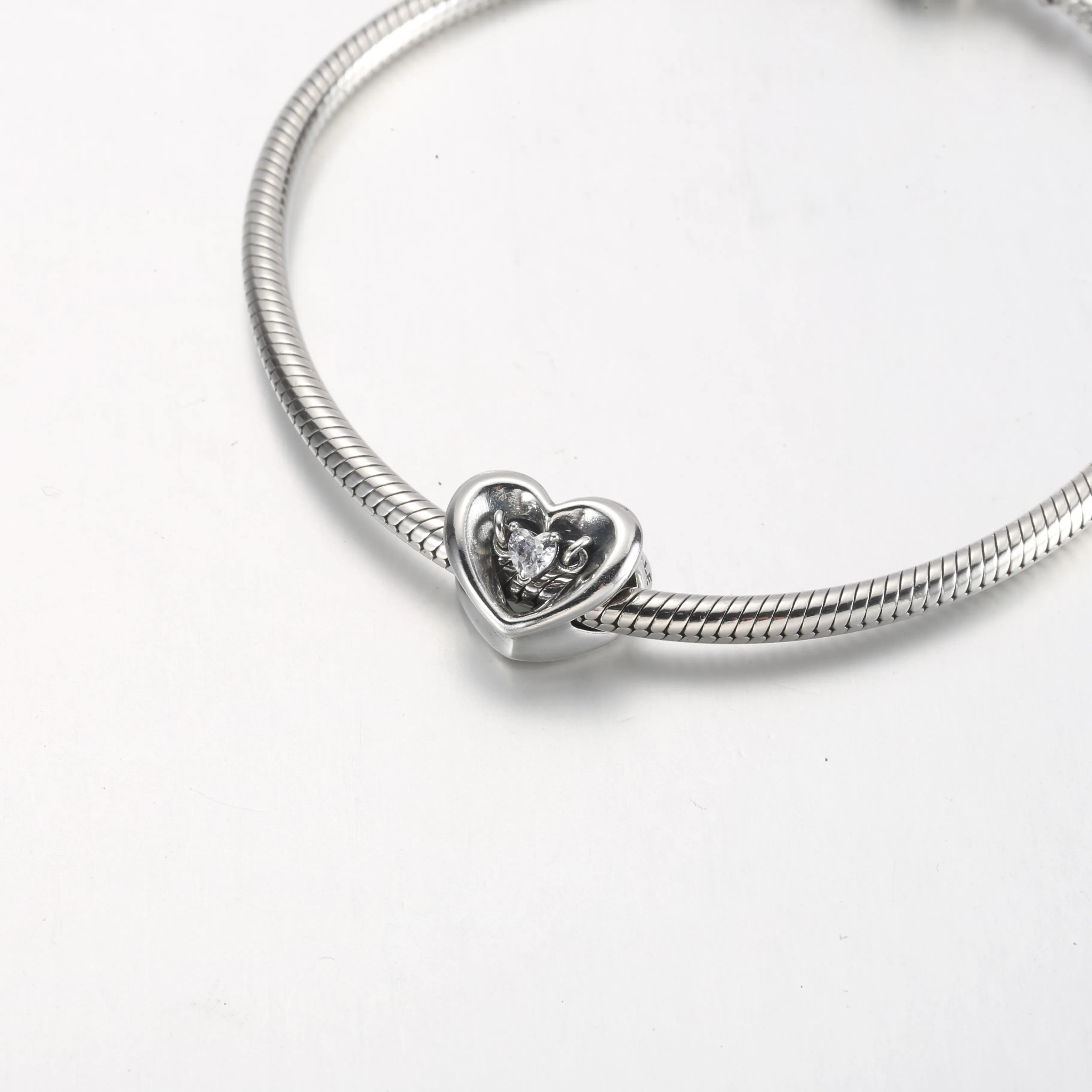 Pandora Strålende Hjerte og Svevende Stein Charm - 792493C01