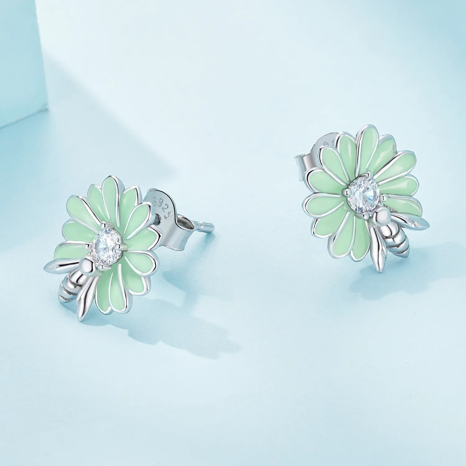 Pandora Style Daisy Bee Stud øredobber - SCE1598