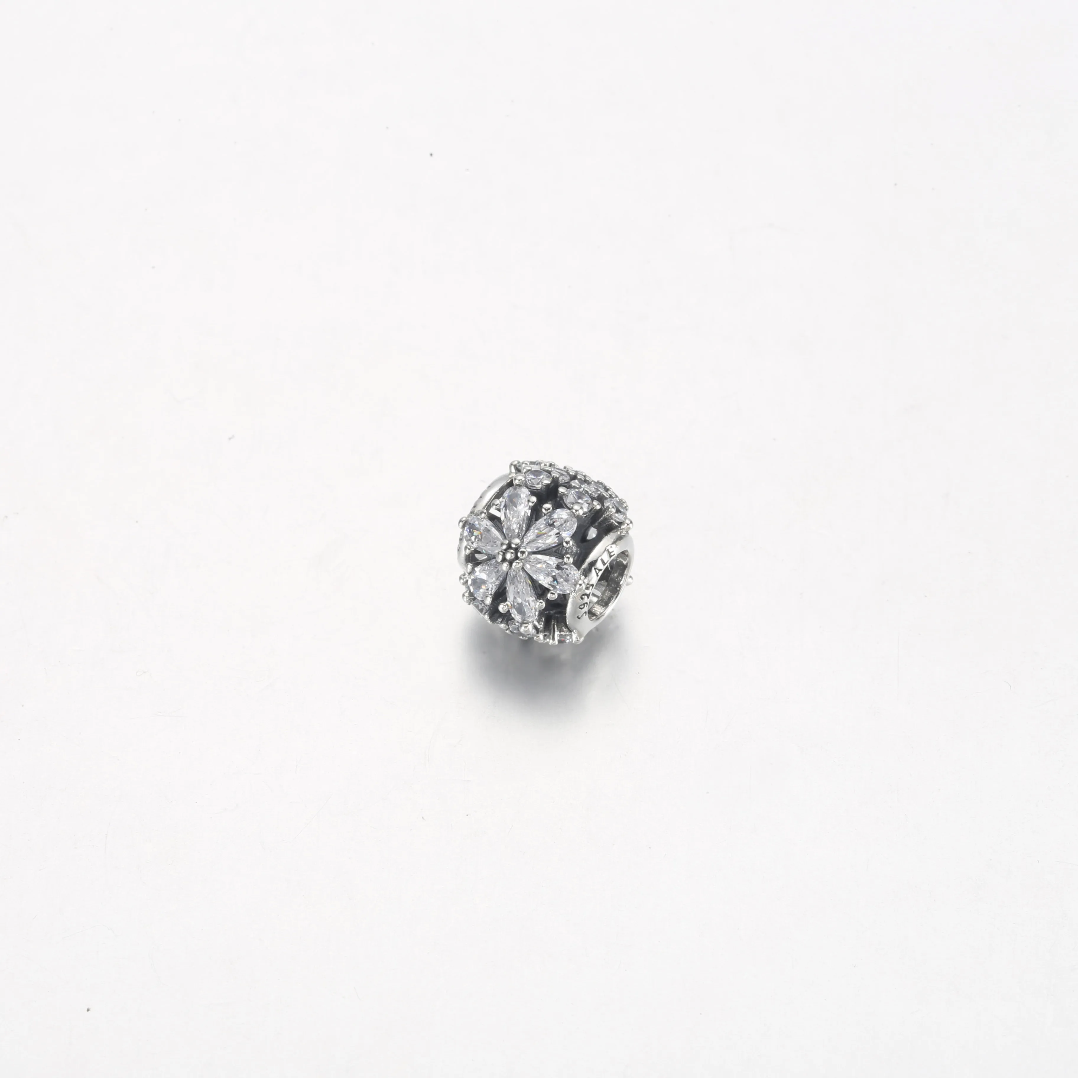 Pandora Funklende Herbarium Klynge Rund Charm - 792383C01