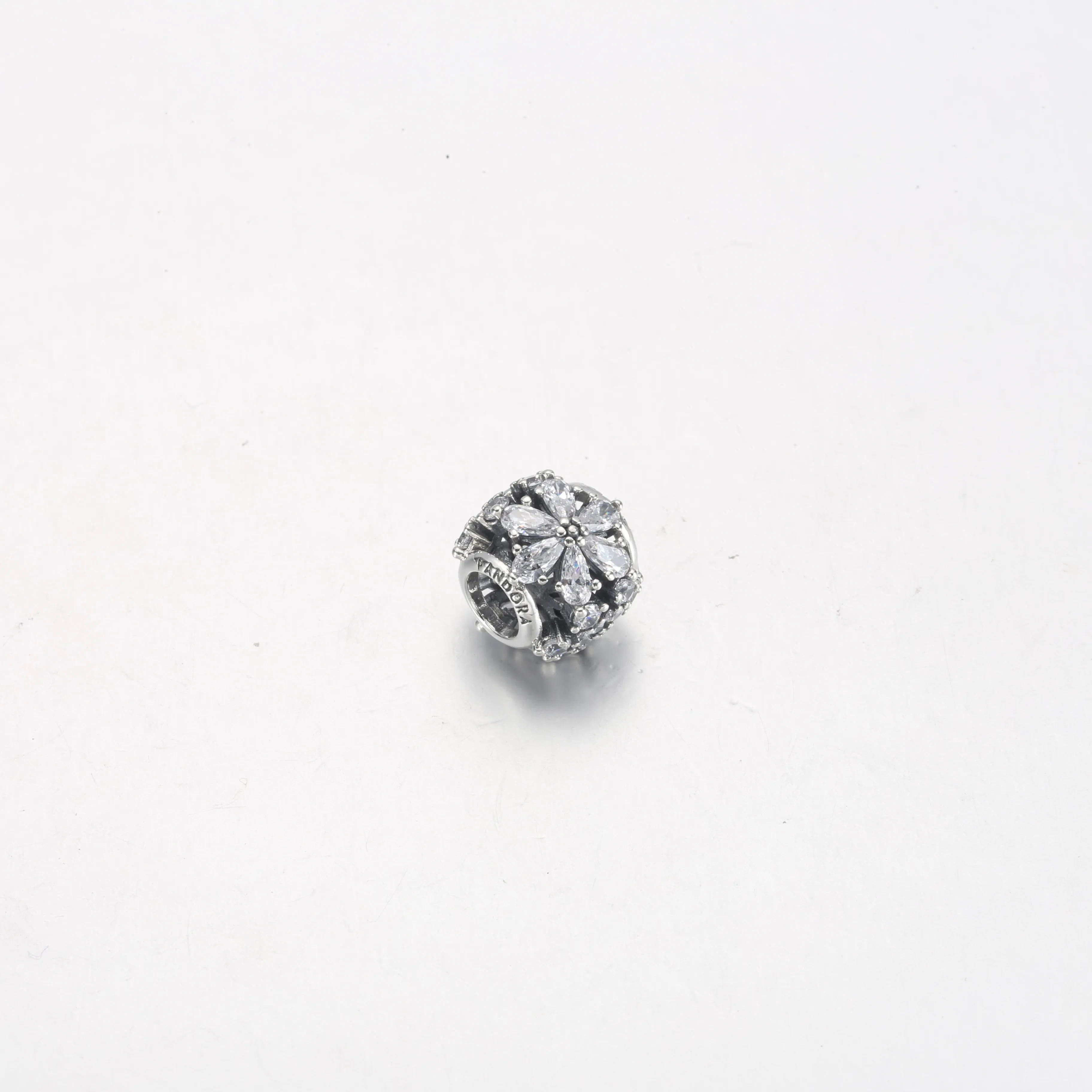 Pandora Funklende Herbarium Klynge Rund Charm - 792383C01