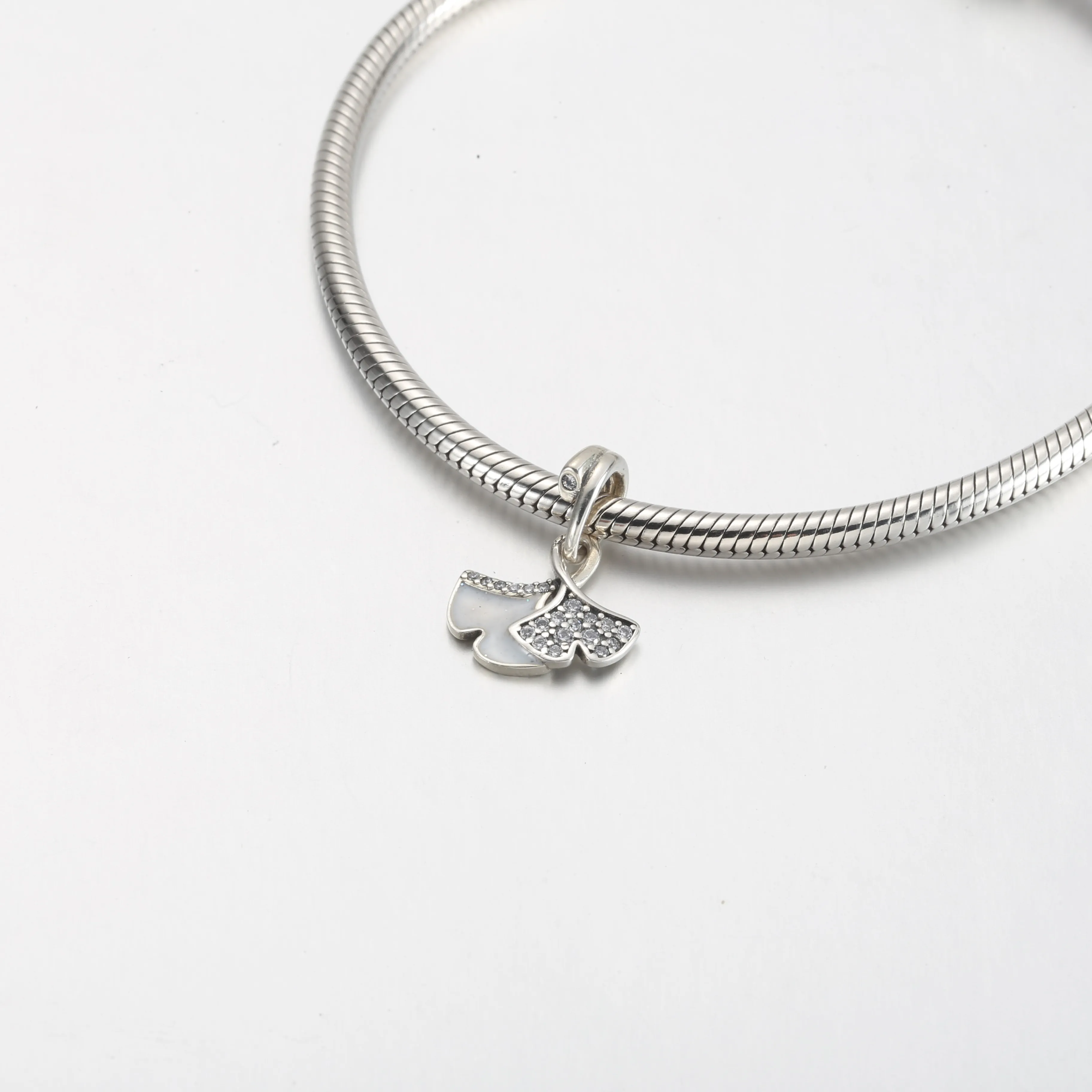 Pandora Ginkgo sterling sølv dingler med klar cubic zirconia og perlemorsk emalje - 792429C01