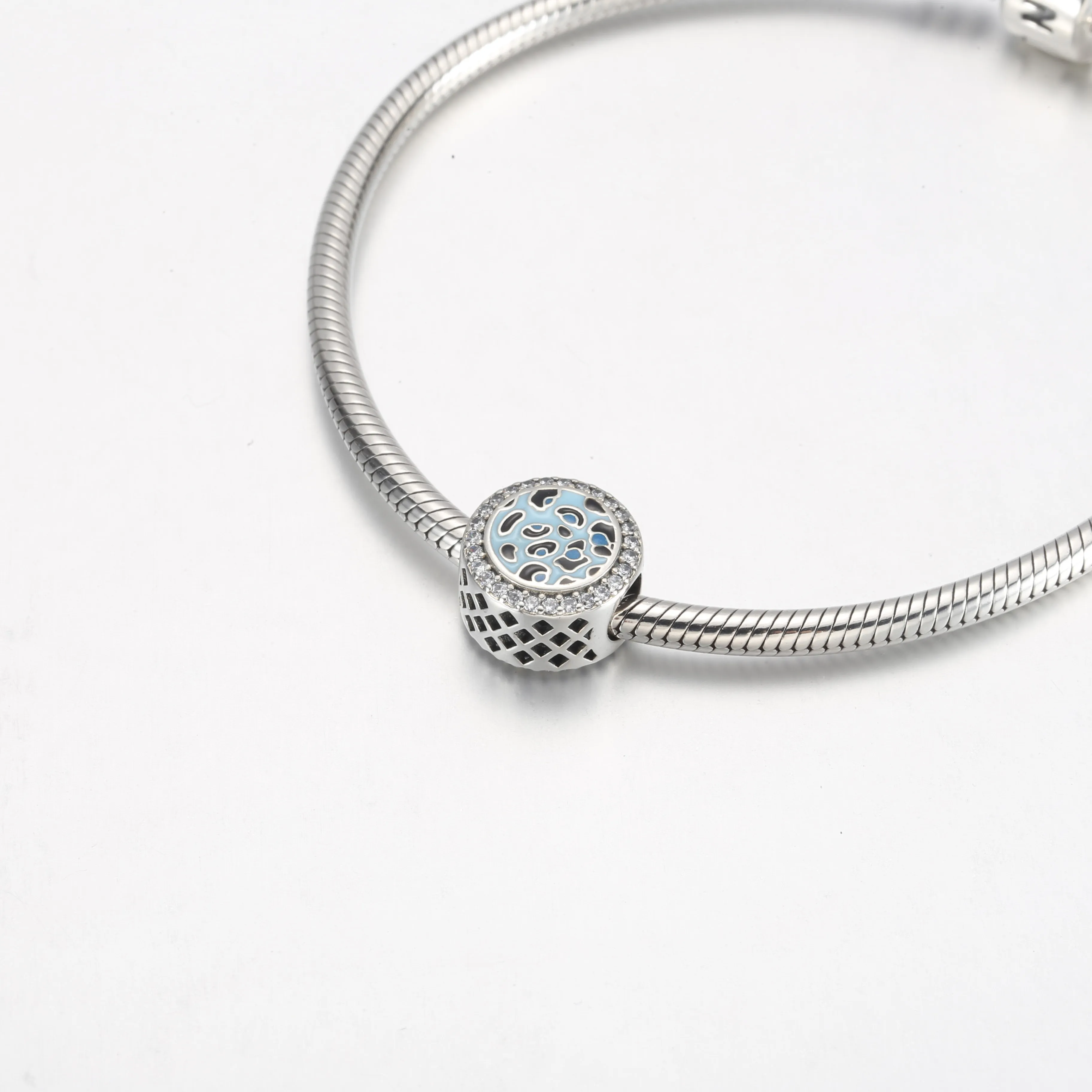 Pandora Leopardprint sterling sølv sjarm med klar cubic zirconia, pastellblå, himmelblå og svart emalje - 792016CZ_E024