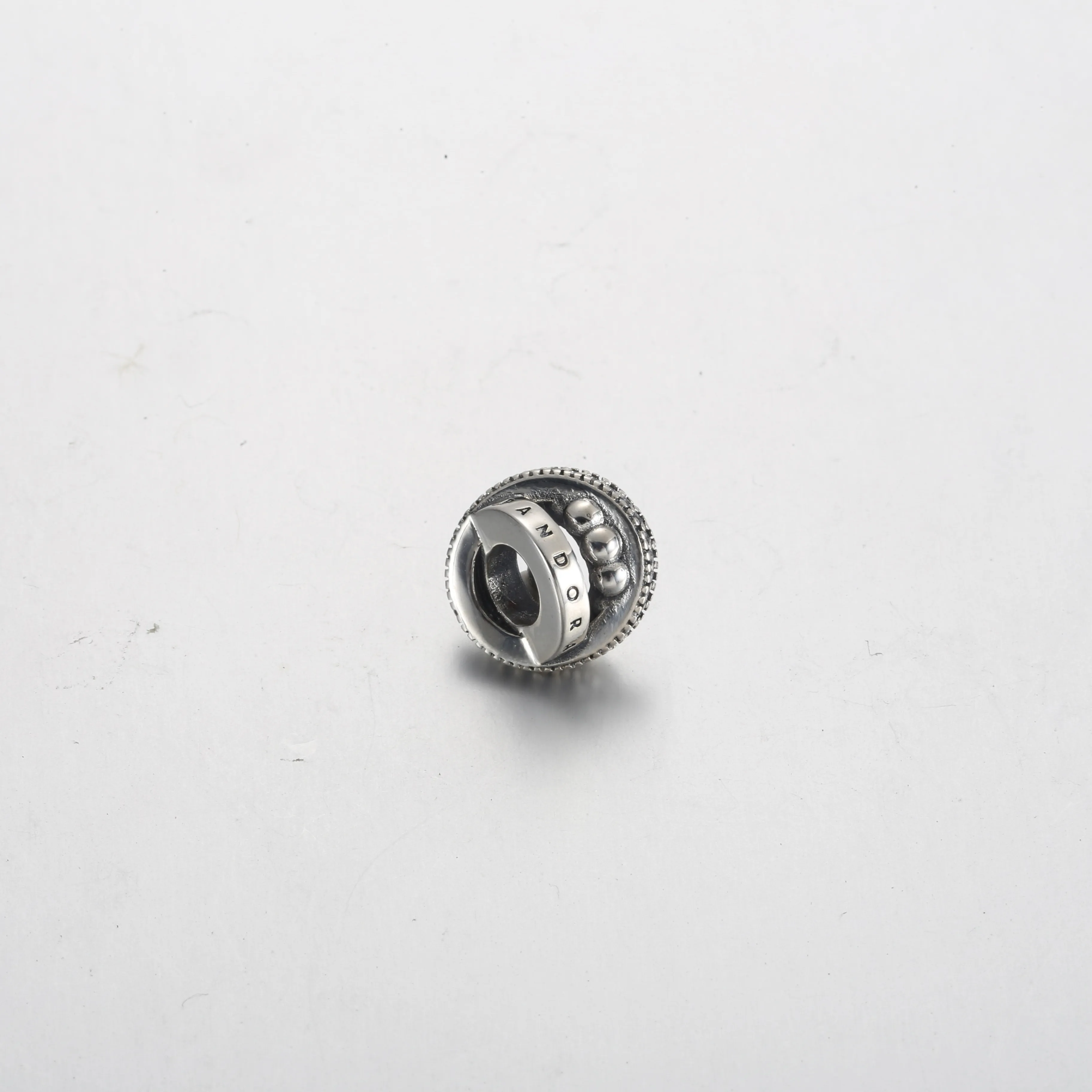 Pandora Moments Logo Pavé og Sølvkuler Charm - 792317C01