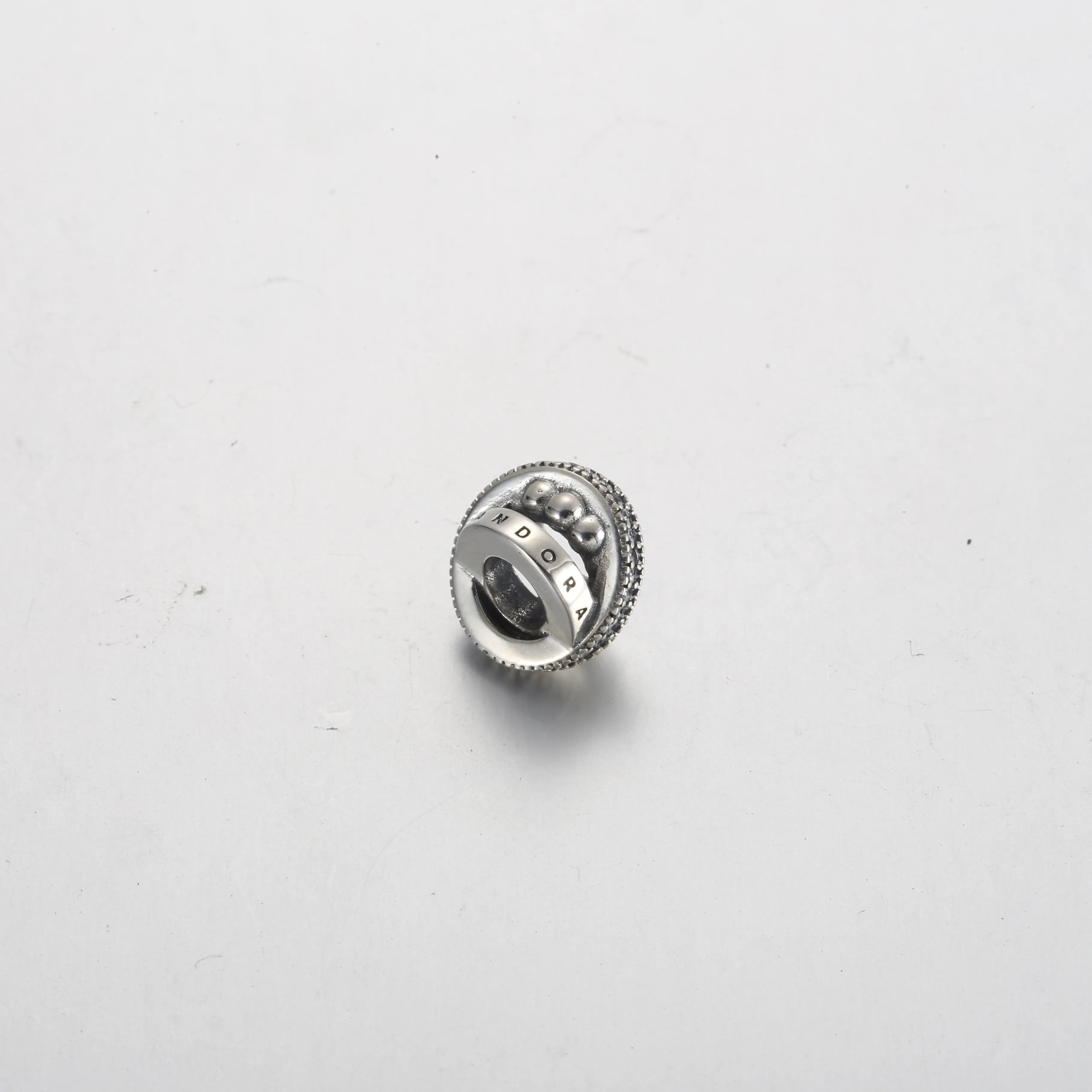 Pandora Moments Logo Pavé og Sølvkuler Charm - 792317C01