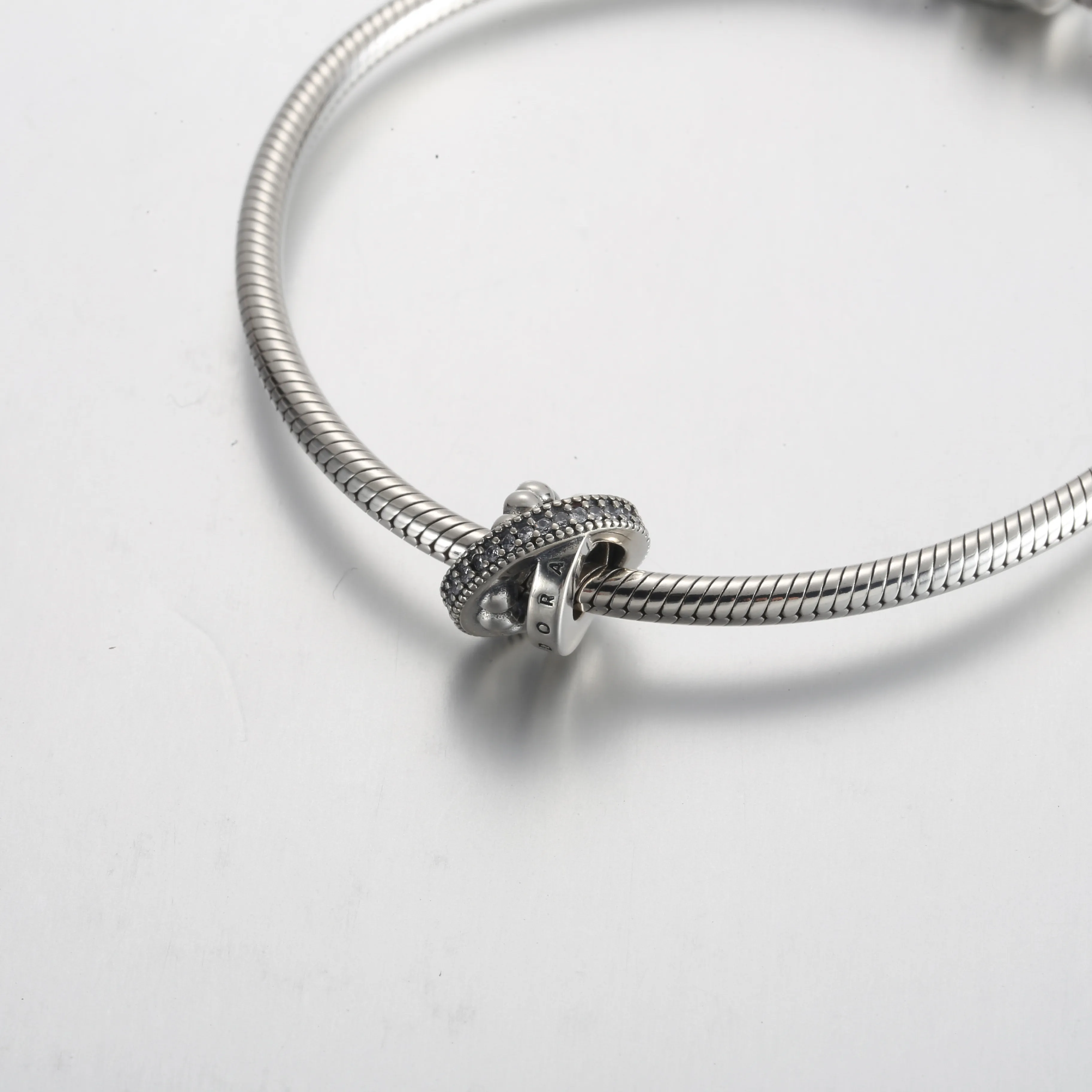 Pandora Moments Logo Pavé og Sølvkuler Charm - 792317C01