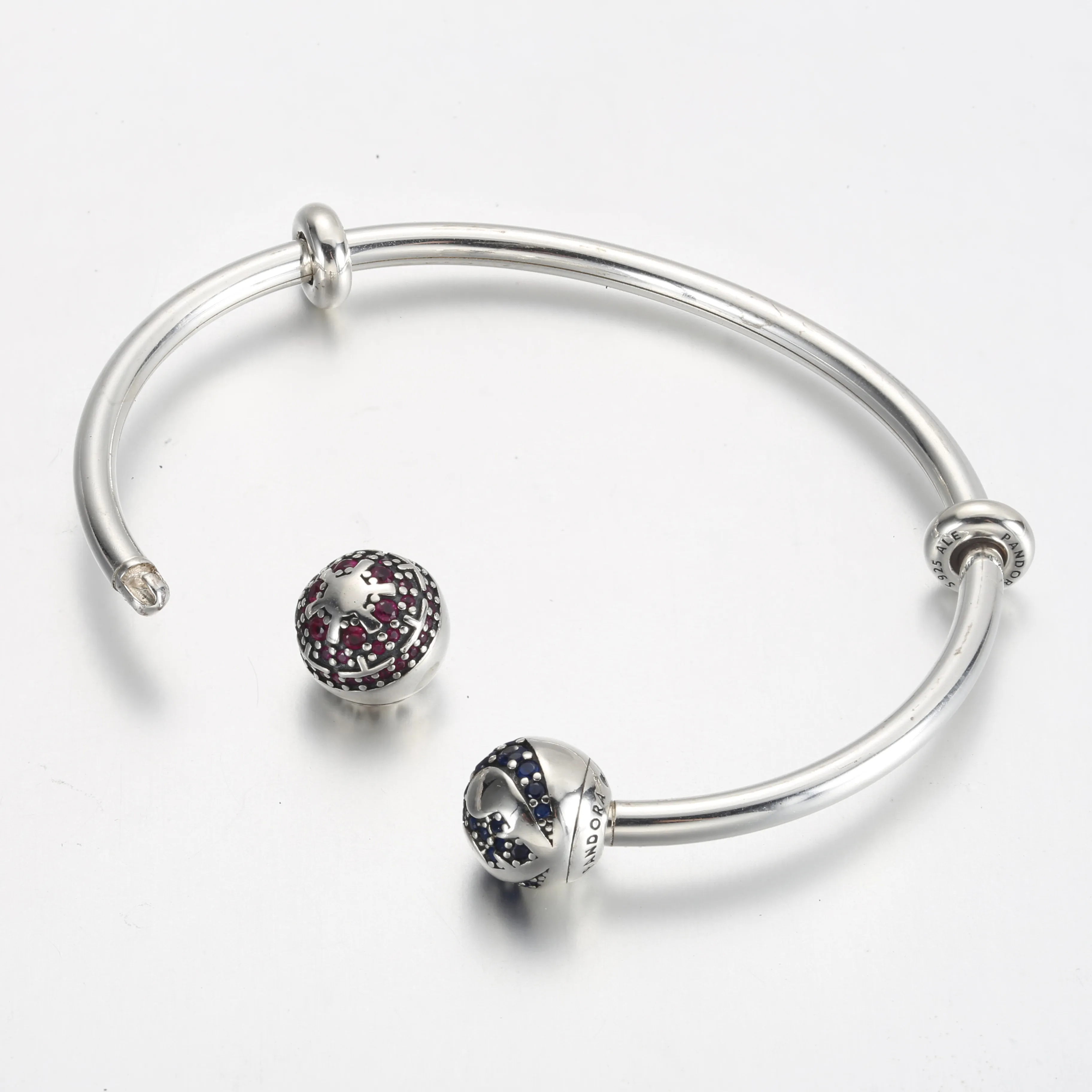 Pandora Moments Star Wars™ Lyse og Mørke Side Logo Åpent Bangle - 591139C01