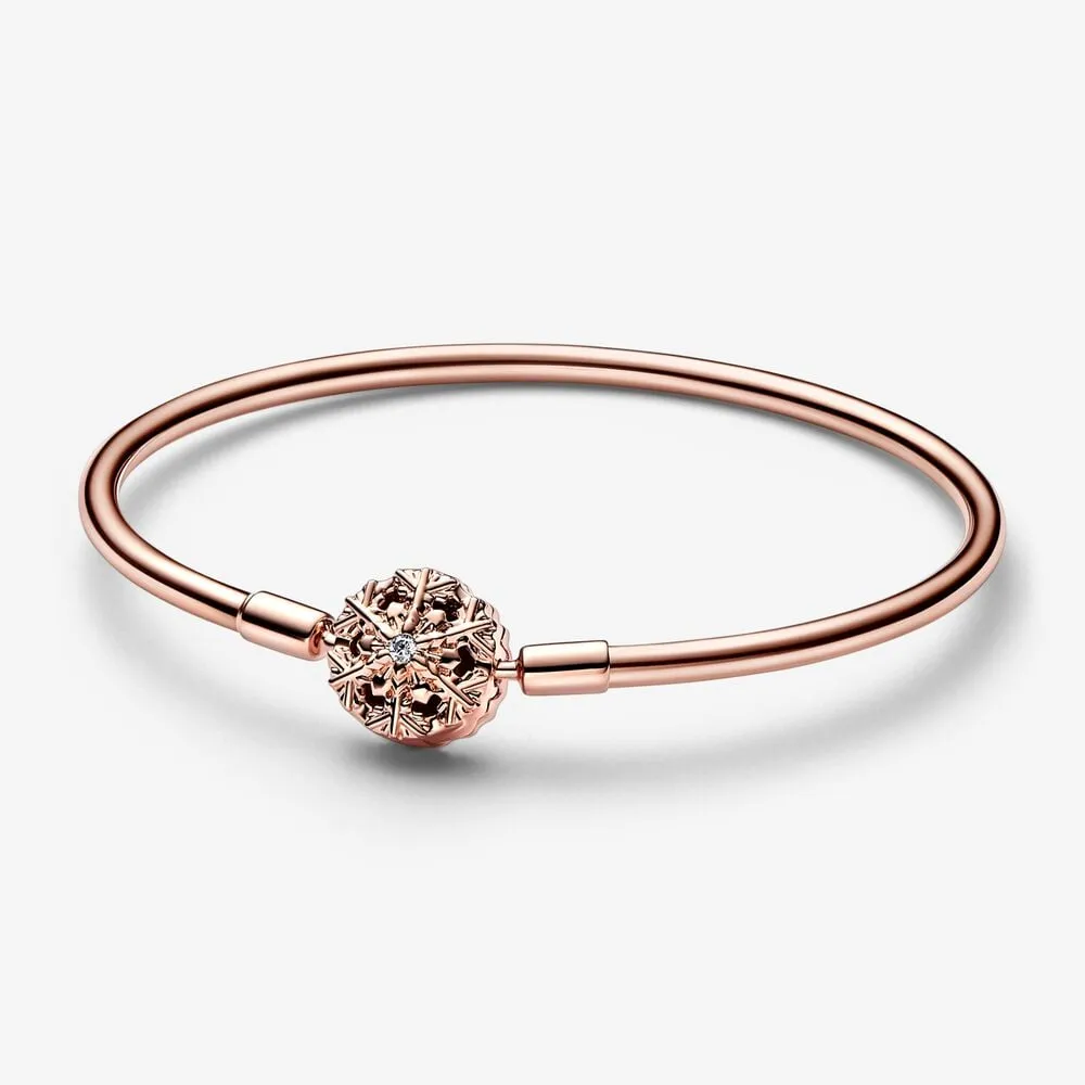 pandora moments funklende snøfnuggklemme bangle 582338c01