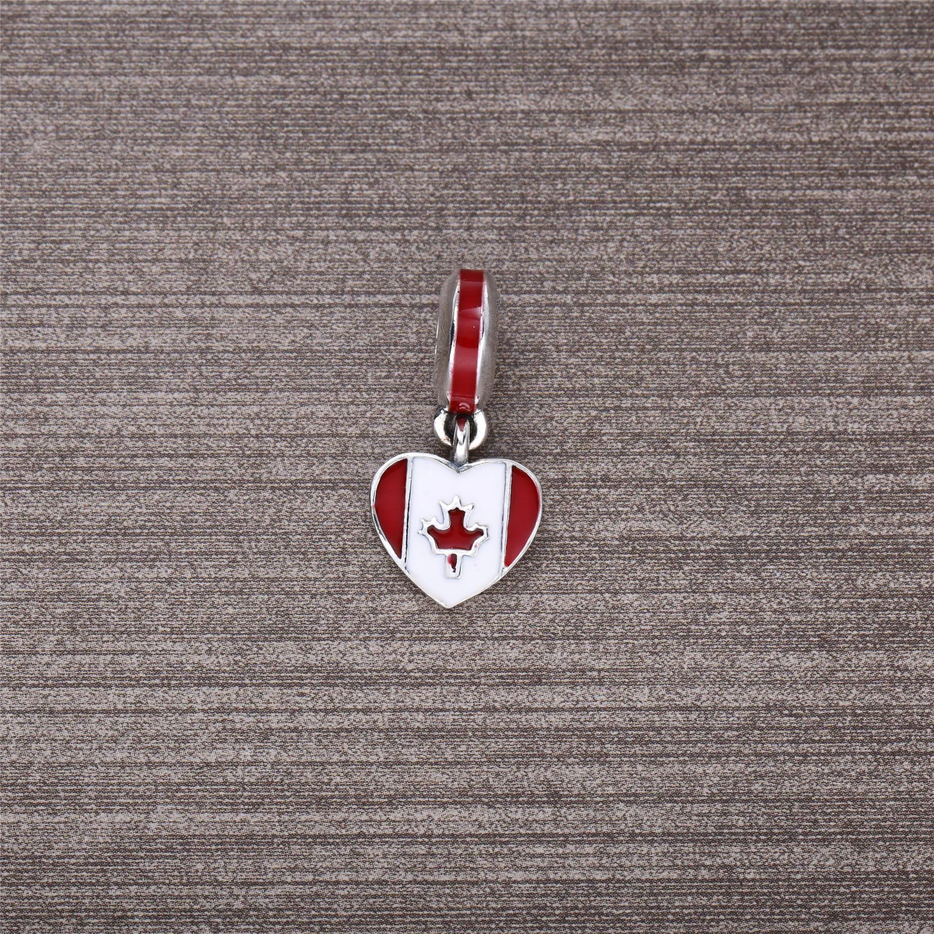 PANDORA Canada Heart Flag Dingle Charm, Rød hvit emalje - 791954ENMX