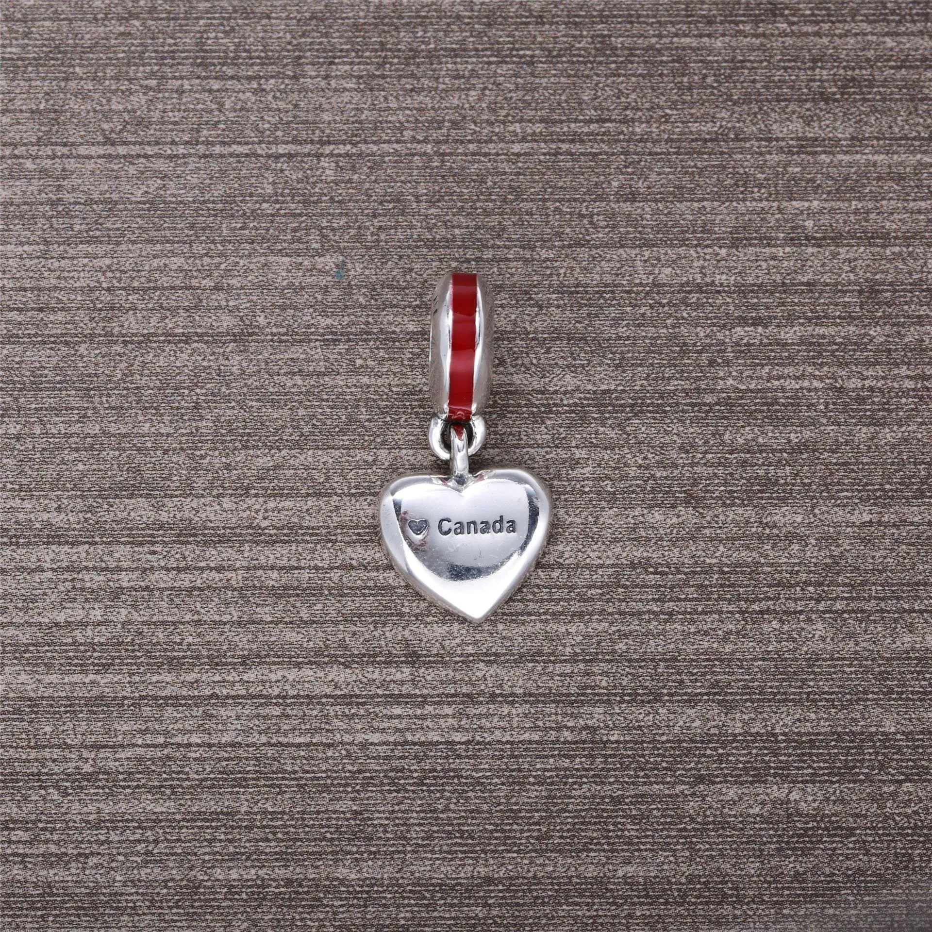 PANDORA Canada Heart Flag Dingle Charm, Rød hvit emalje - 791954ENMX