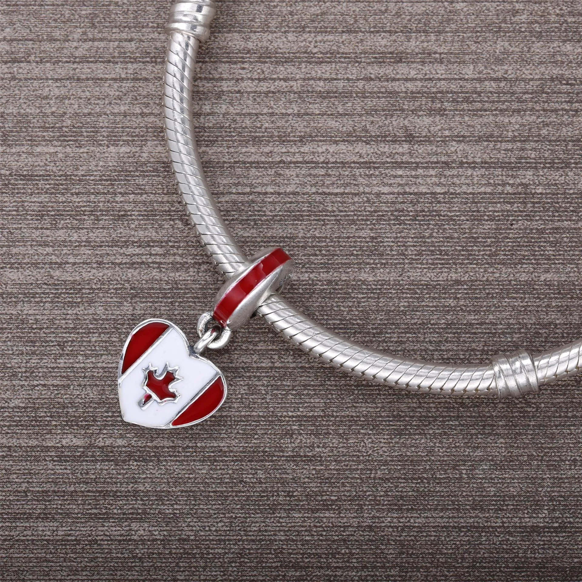 PANDORA Canada Heart Flag Dingle Charm, Rød hvit emalje - 791954ENMX