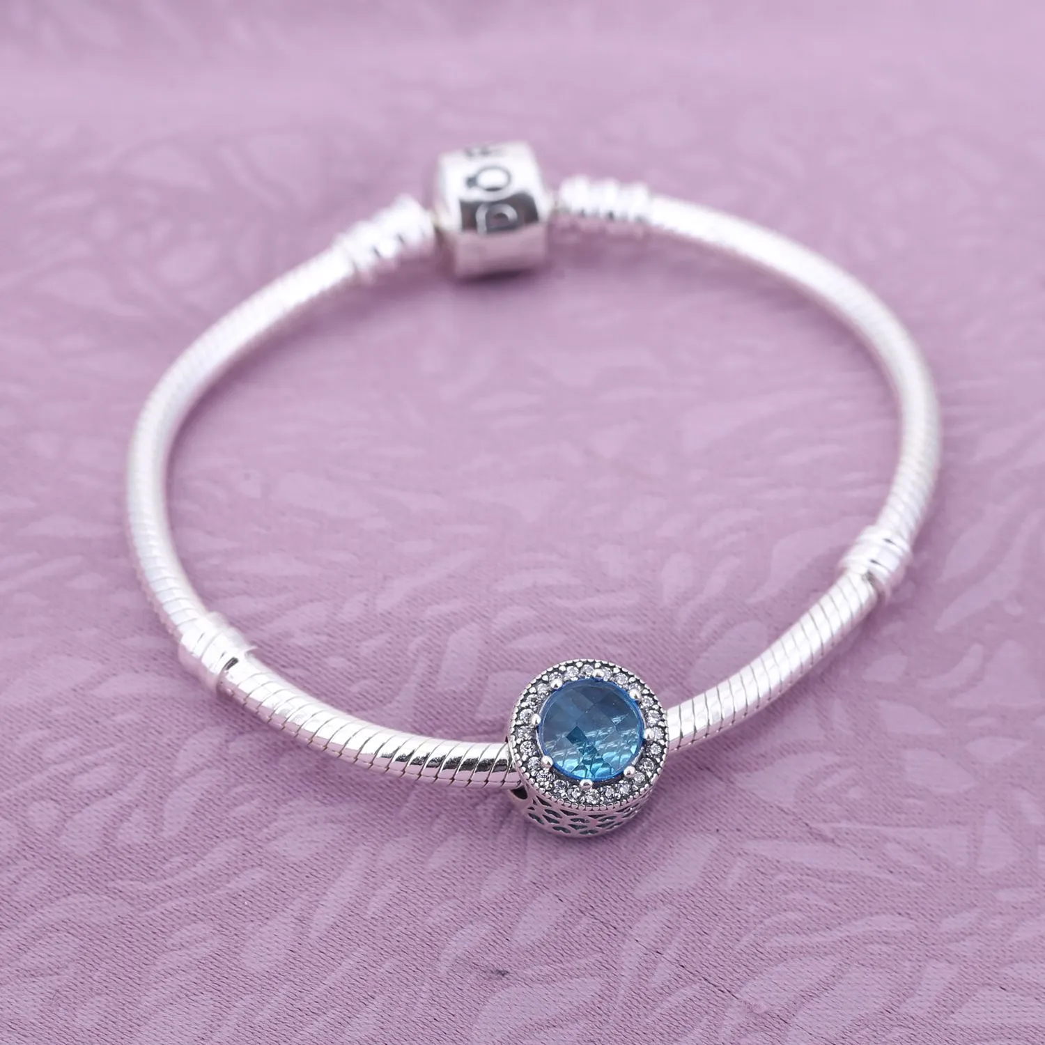 Pandora Funklende Himmelblå Charm - 791725NBS