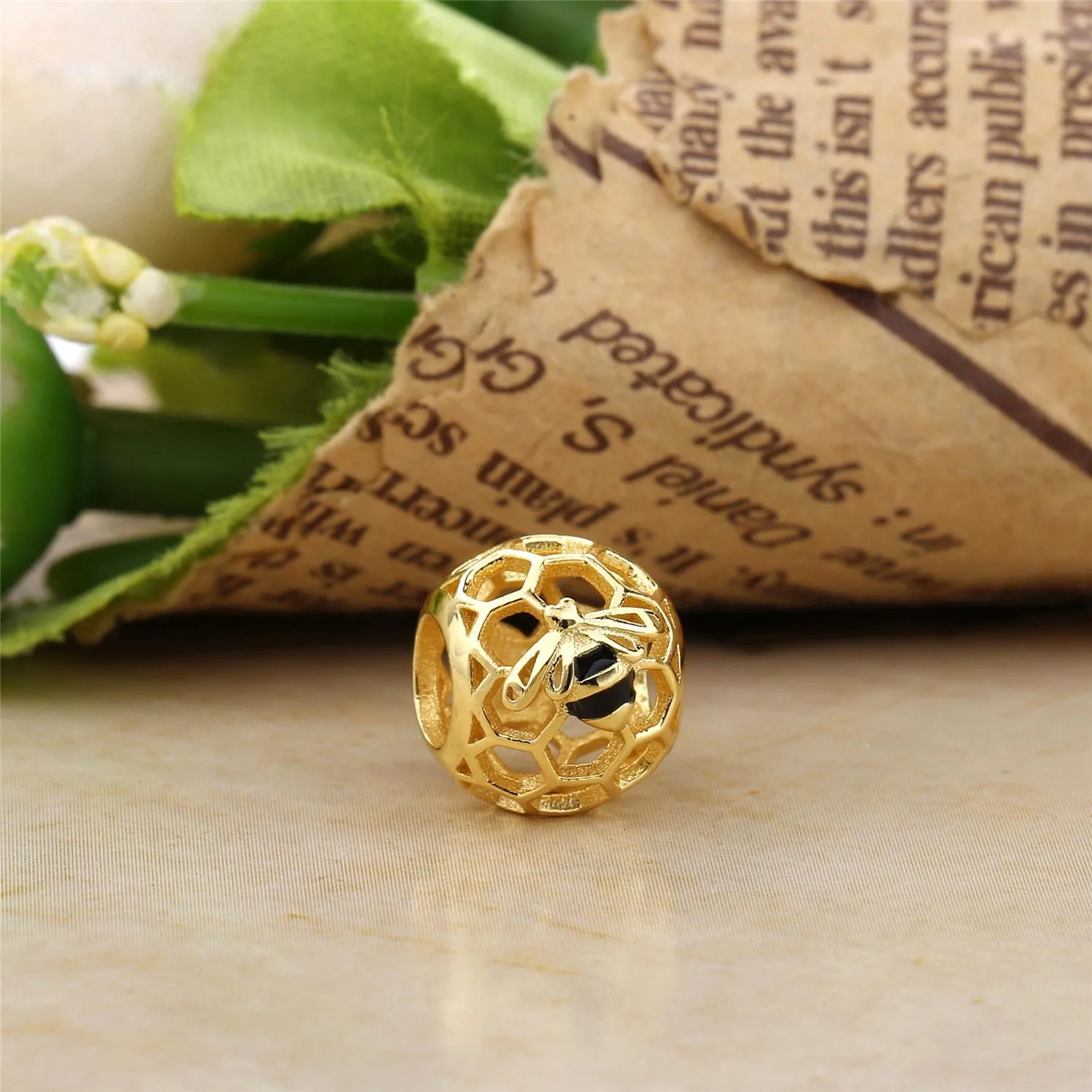 PANDORA Honeybee Charm - 767023EN16