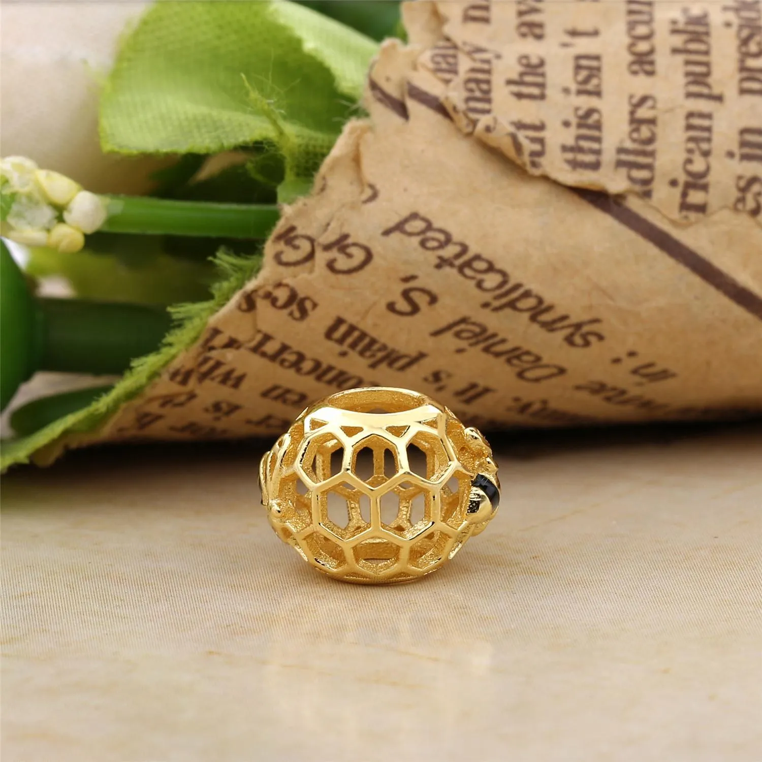 PANDORA Honeybee Charm - 767023EN16