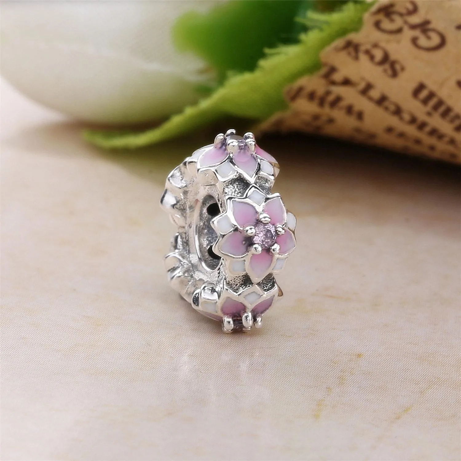 Pandora Magnolia sølv spacer med rosa cubic zirconia, hvit og skyggelagt rosa emalje - 792088PCZ