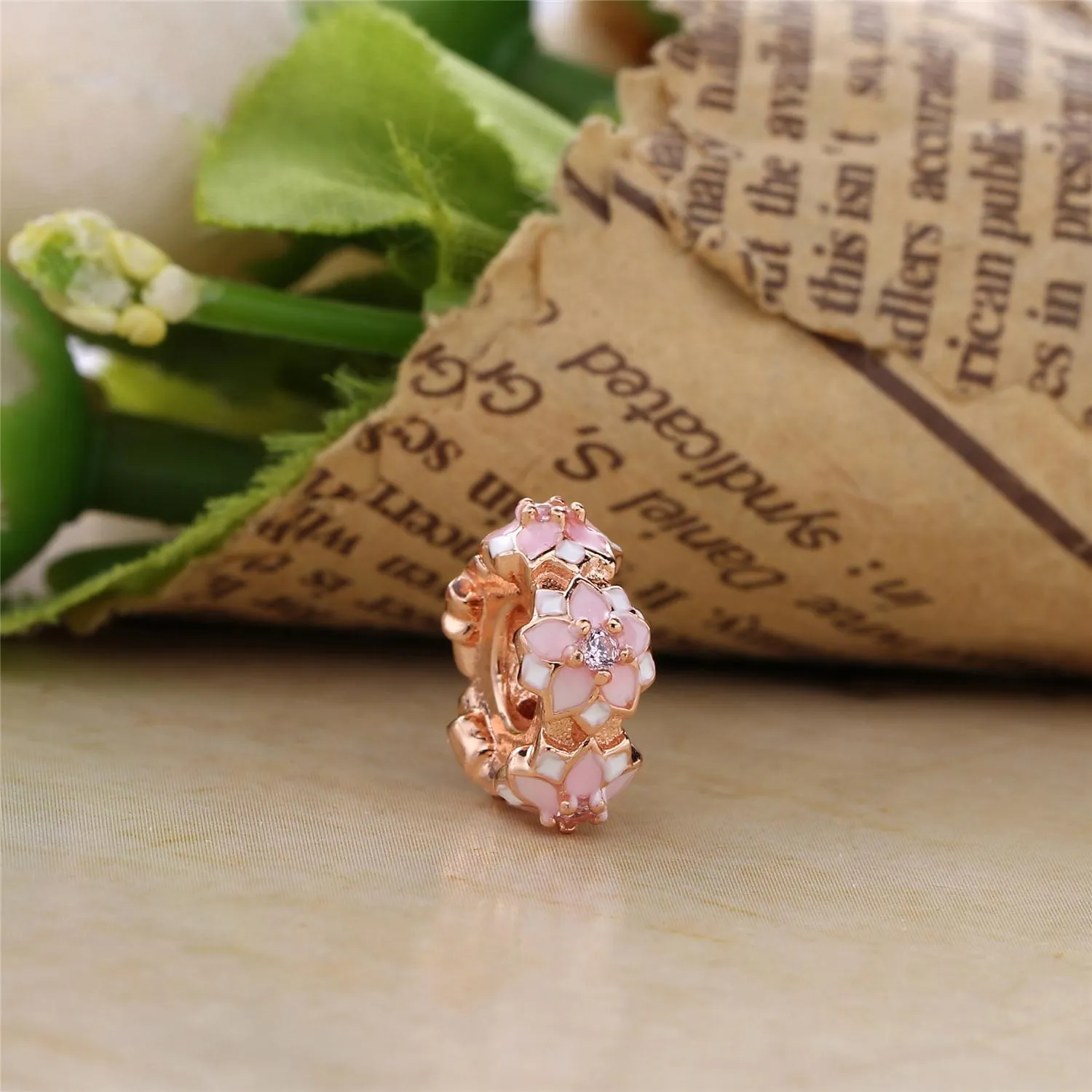 Pandora Magnolia sølv spacer med rosa cubic zirconia, hvit og skyggelagt rosa emalje - 792088PCZ